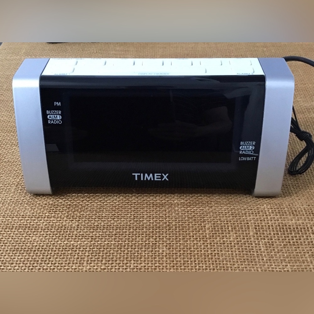 Timex T235Y Double Alarm AM/FM Clock Radio - B204